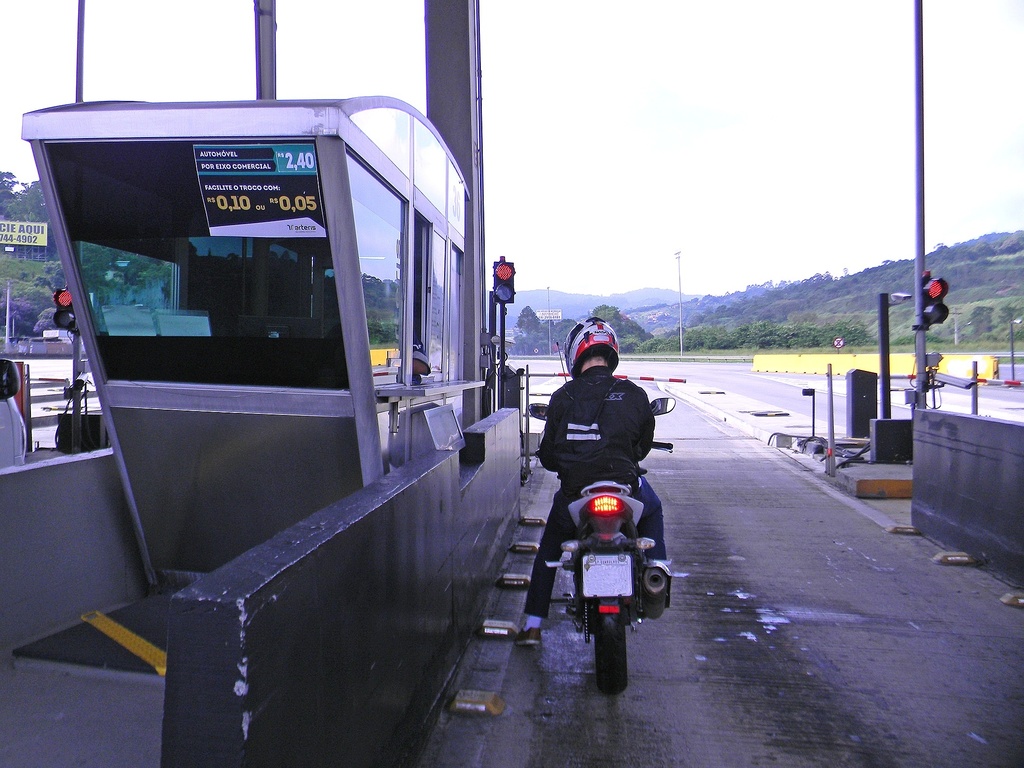 Nova regra elimina cobrança de pedágio para motociclistas na Rodovia Fernão Dias