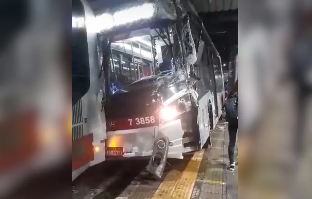 Ônibus invade área de embarque e motorista é atropelado pelo próprio veículo em terminal de SP