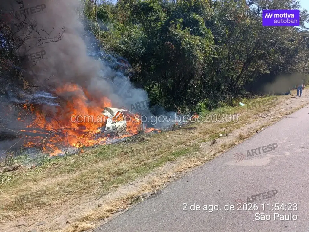 Carro capota e pega fogo, deixando quatro feridos na Bandeirantes, em Caieiras