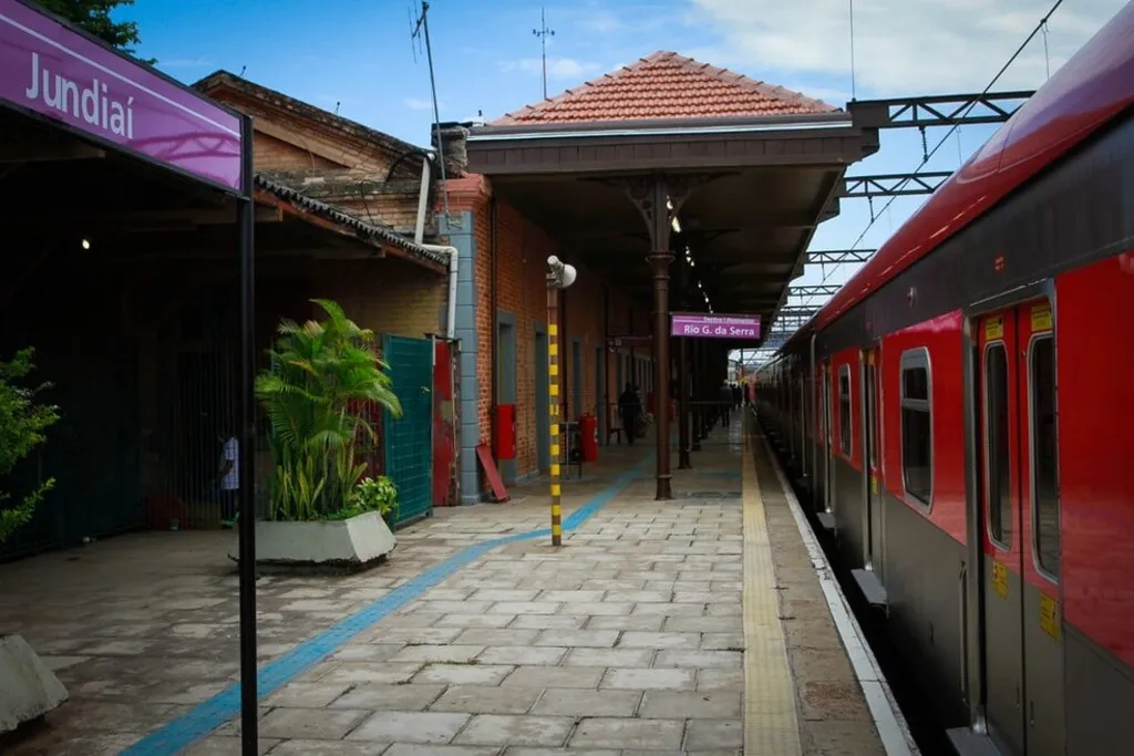 Homem é preso após tentar jogar segurança na linha do trem em estação da Linha 7-Rubi