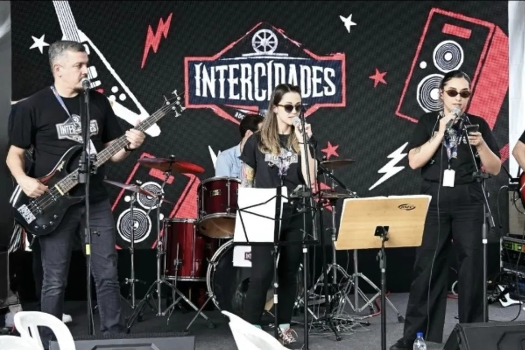 Banda formada por ferroviários se apresenta na estação Francisco Morato no Dia Mundial do Rock