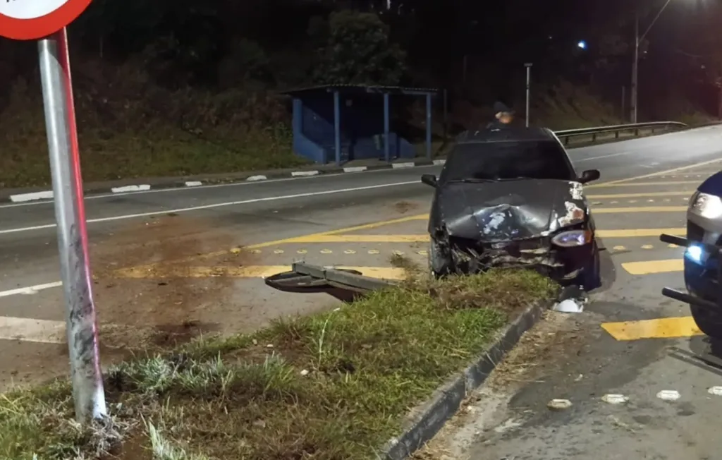 Motorista embriagado foge da GCM, bate durante perseguição e é preso em Caieiras
