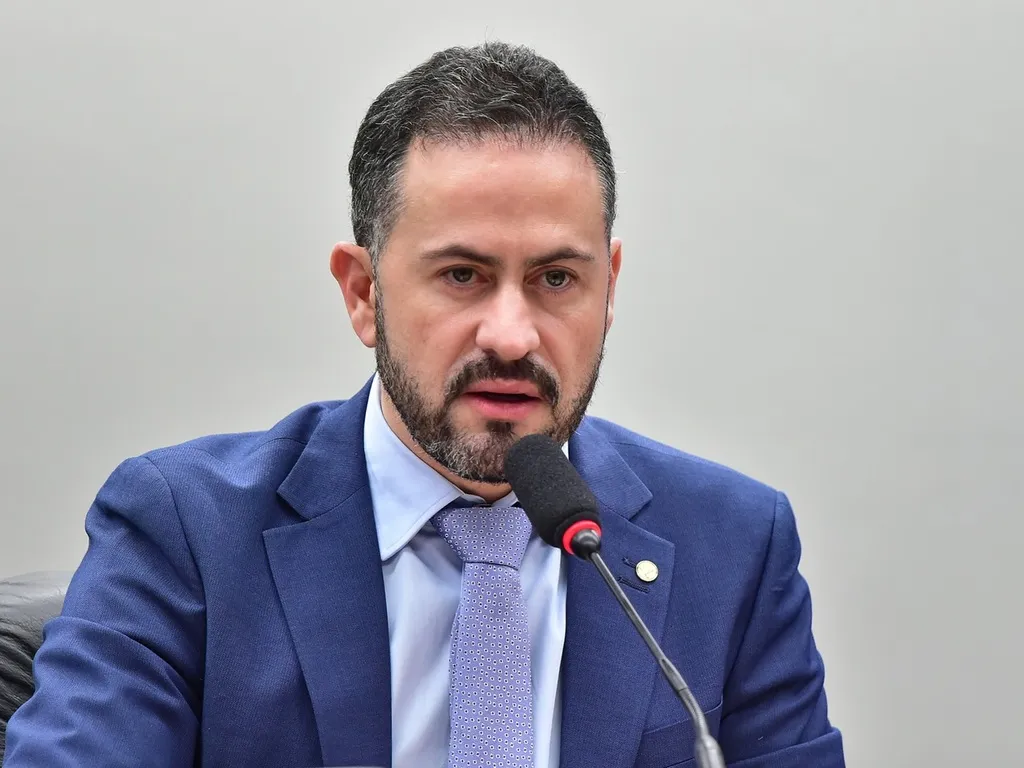 Ex-funcionário processa Kiko Celeguim por suposta jornada exaustiva