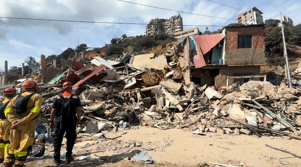 Cães farejadores de São Paulo indicam vítimas com vida em resgate após terremoto na Venezuela