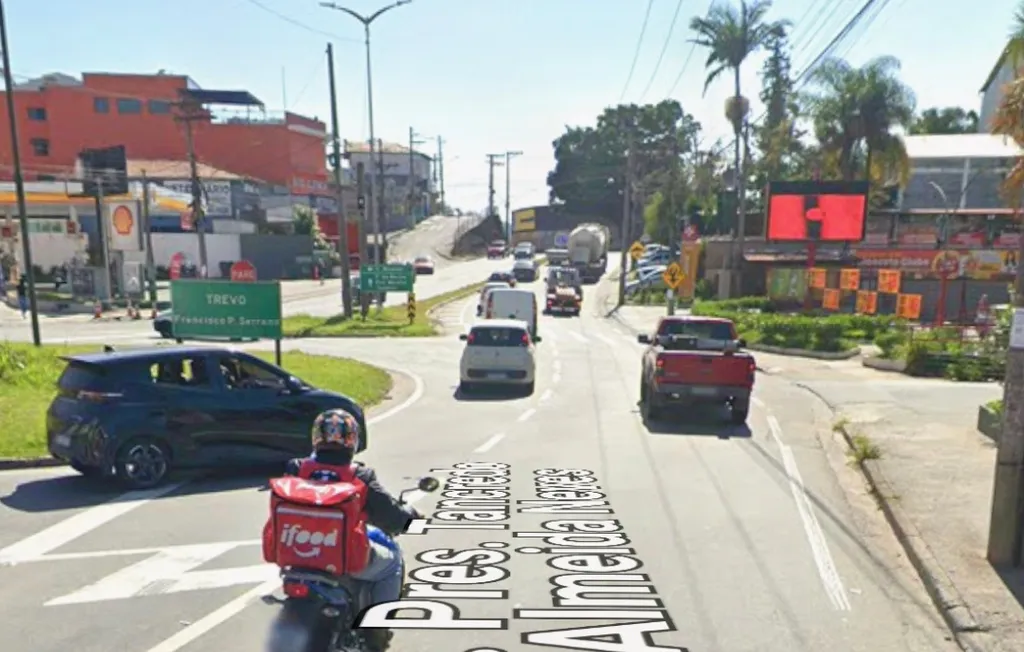 Idoso de 85 anos fica ferido em colisão entre ônibus e moto em Caieiras