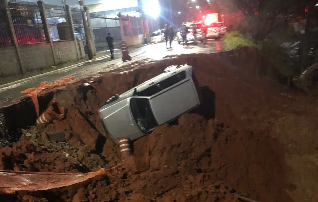 Cratera se abre após desabamento parcial de rua e carro cai em erosão em Cajamar
