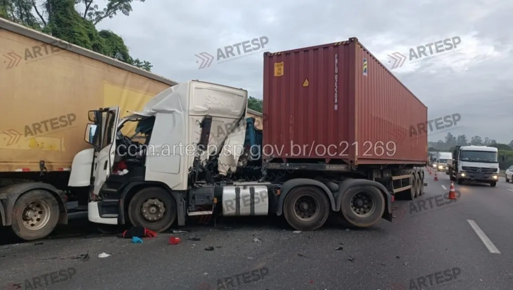 Acidente entre caminhões causa congestionamento de 10 km na Bandeirantes, em Caieiras