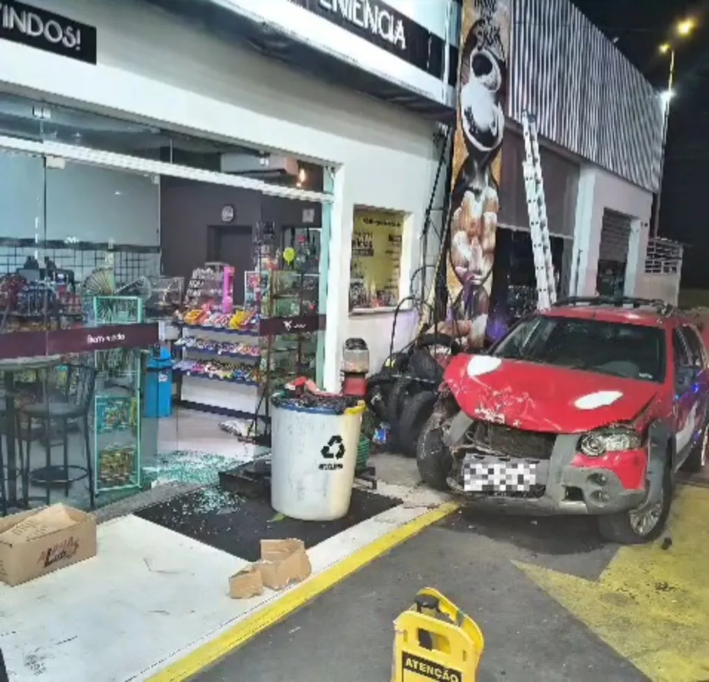 Homem é preso após invadir posto de combustíveis com carro e atingir jovem em Caieiras