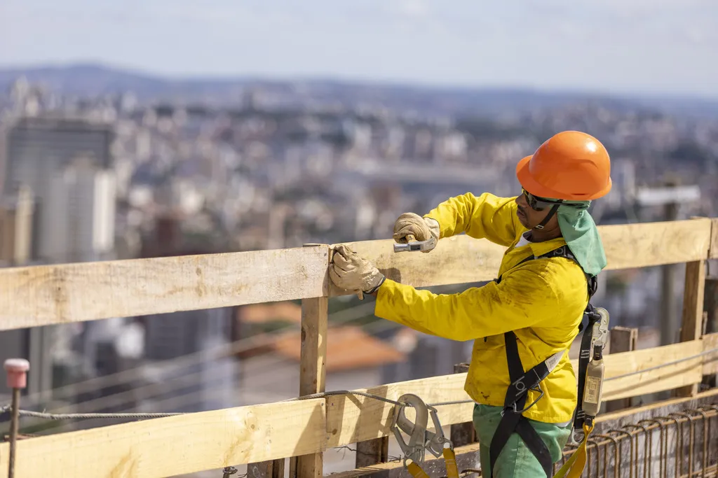 Profissional trabalhando em uma obra